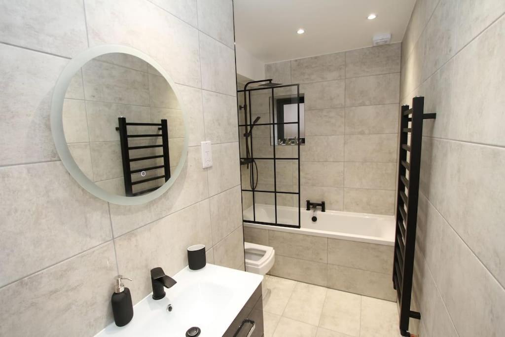 Lovely One Bed Apartment-Near All Transport-Village-Freeparking London Bagian luar foto