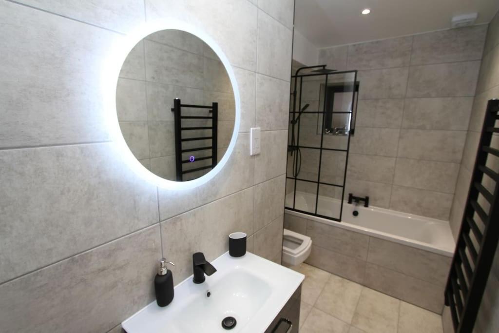 Lovely One Bed Apartment-Near All Transport-Village-Freeparking London Bagian luar foto